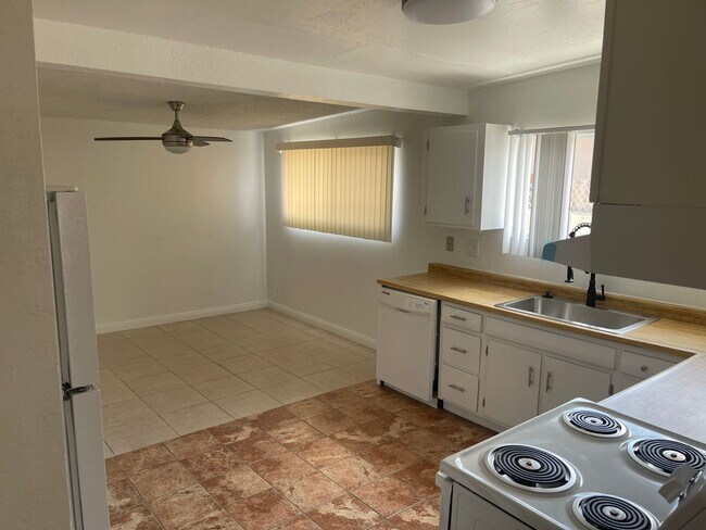 Building Photo - Classic 3Bed/2Bath single story home located near Boulder Highway
