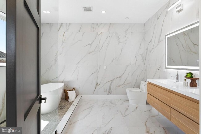 Building Photo - 1733 Chain Bridge Rd