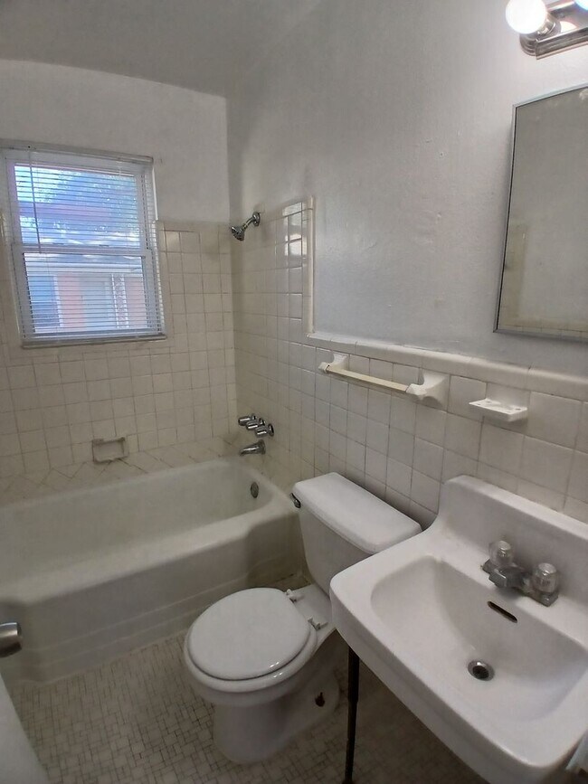 Building Photo - Avon 3019-3021