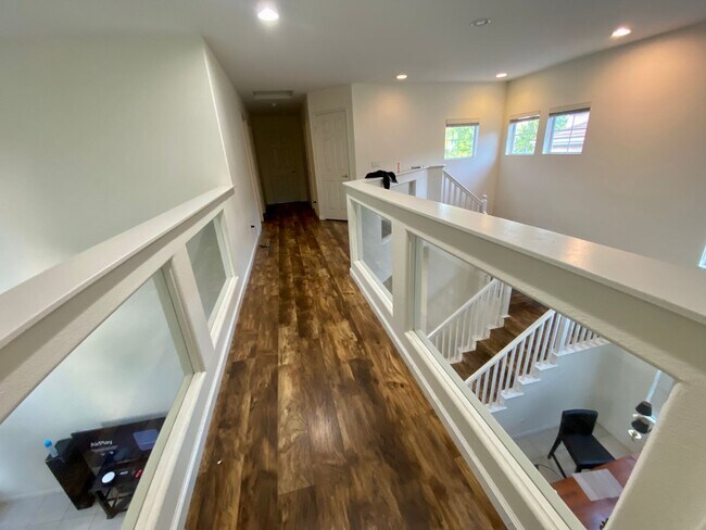 Building Photo - Desirable 5br3 car garage executive home b...
