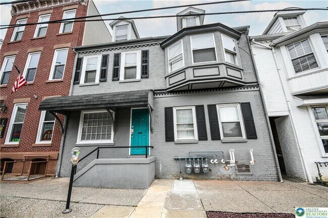 Building Photo - 459 Linden St