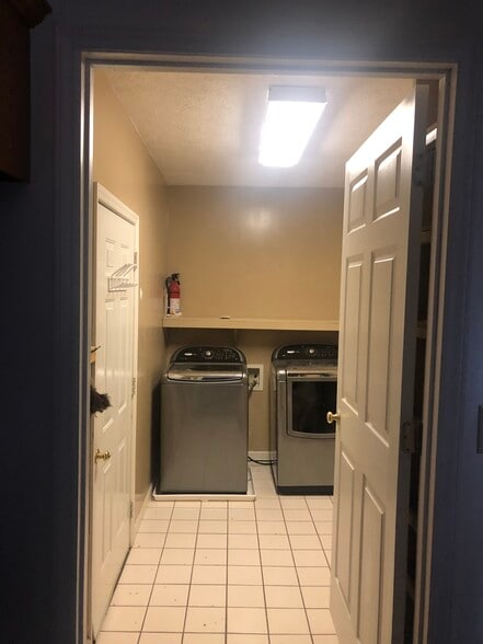 Building Photo - 251 Rembrandt Dr