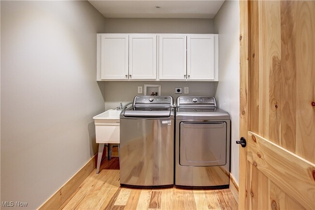 Building Photo - 425 W Lakeside Ave