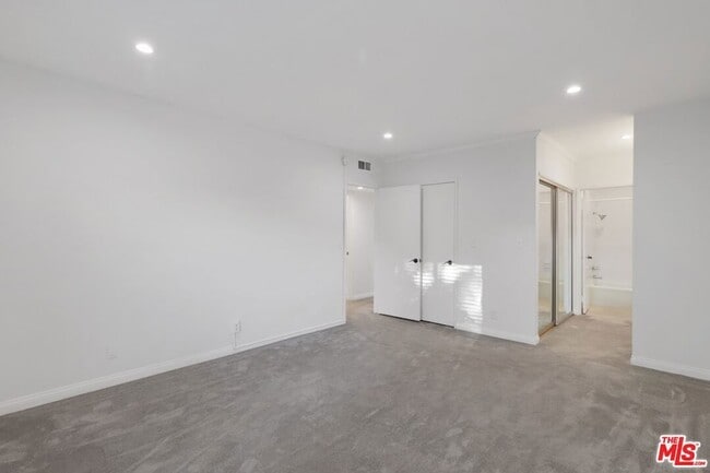 Building Photo - 14315 Riverside Dr