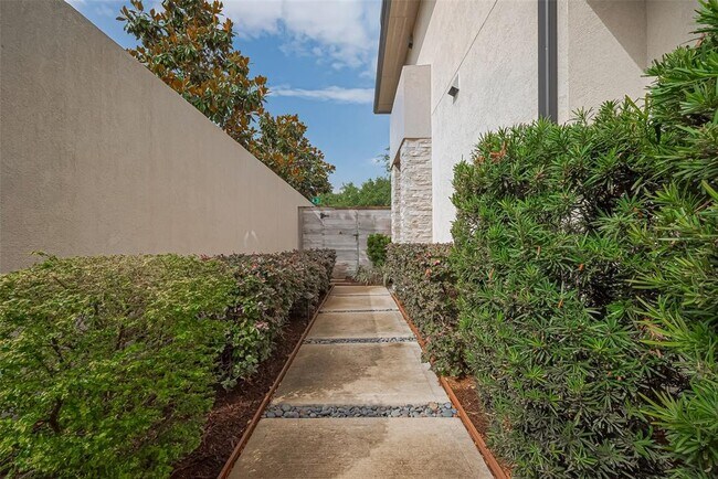 Building Photo - 11603 Royal Ivory Crossing