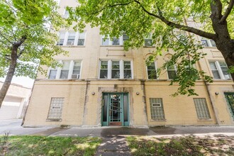 Building Photo - Ravenswood - 1 Bedroom / 1 Bath - Heat Inc...