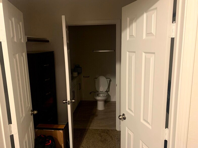 Building Photo - 5622 Ridgeway Dr