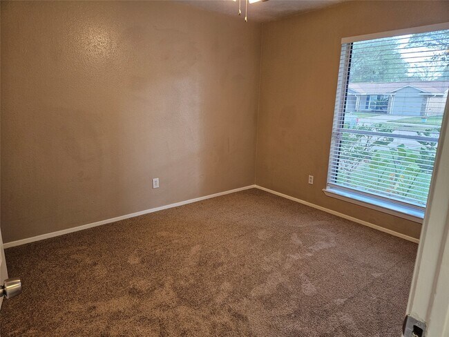 Building Photo - 2704 Orion Dr