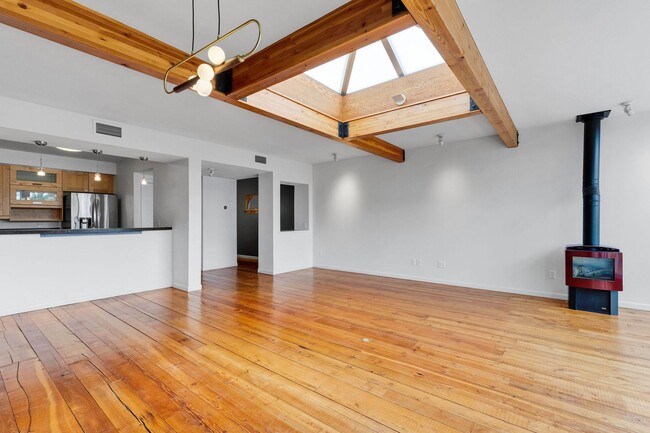 Building Photo - Modern 2 Bed / 2.5 Bath Condo with Office ...