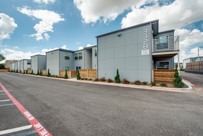 Building Photo - $1599 - Washer and Dryer Included