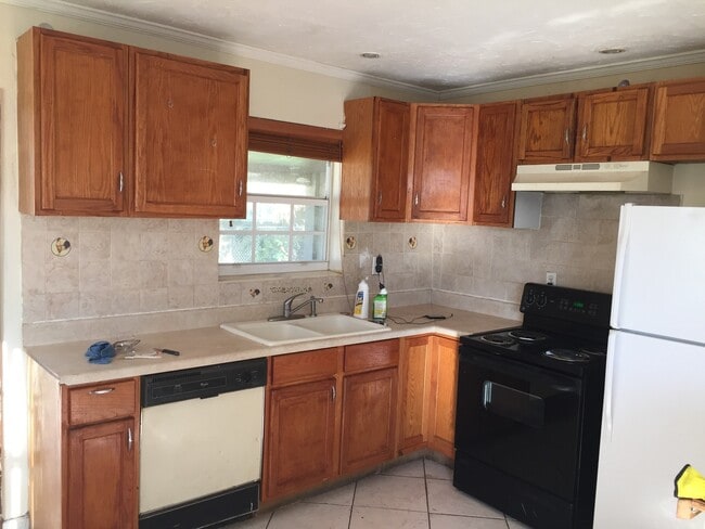 Building Photo - Amazing 3-1 house with fenced front and backyard !