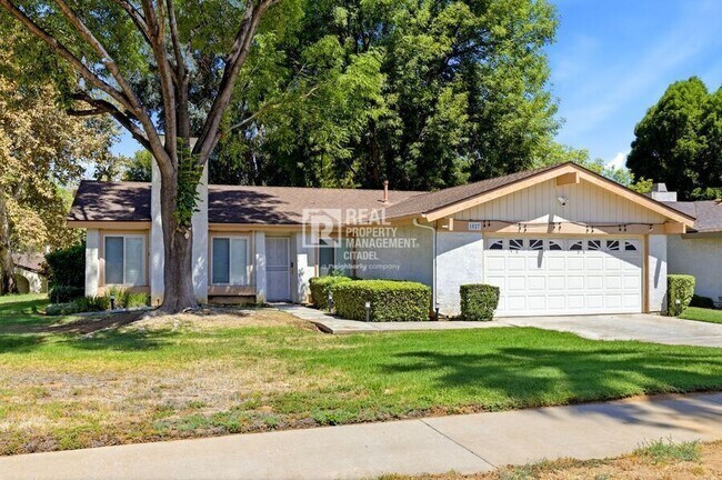Building Photo - 1027 E Palm Ave