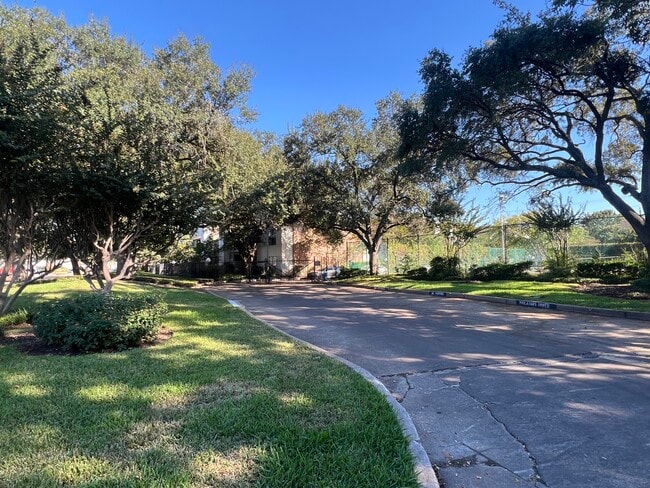 Building Photo - 10047 Westpark Dr