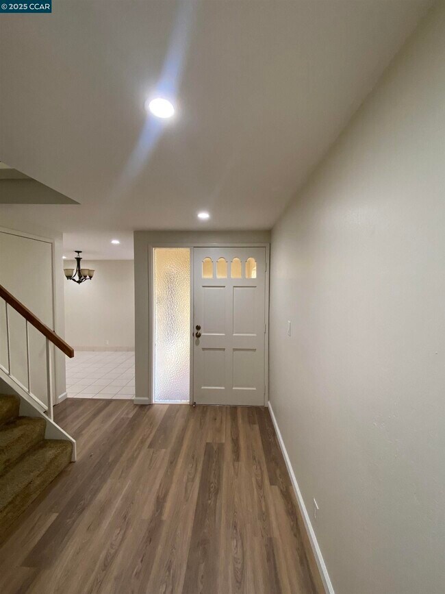 Building Photo - 1557 Siskiyou Dr