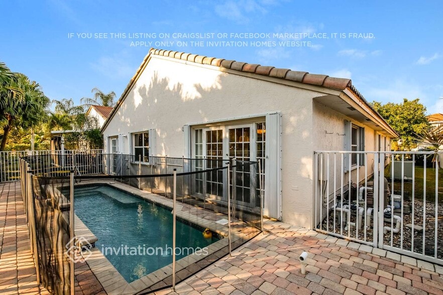 Building Photo - 16270 La Costa Dr