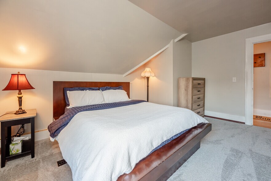 Building Photo - 19 Strathallan Park