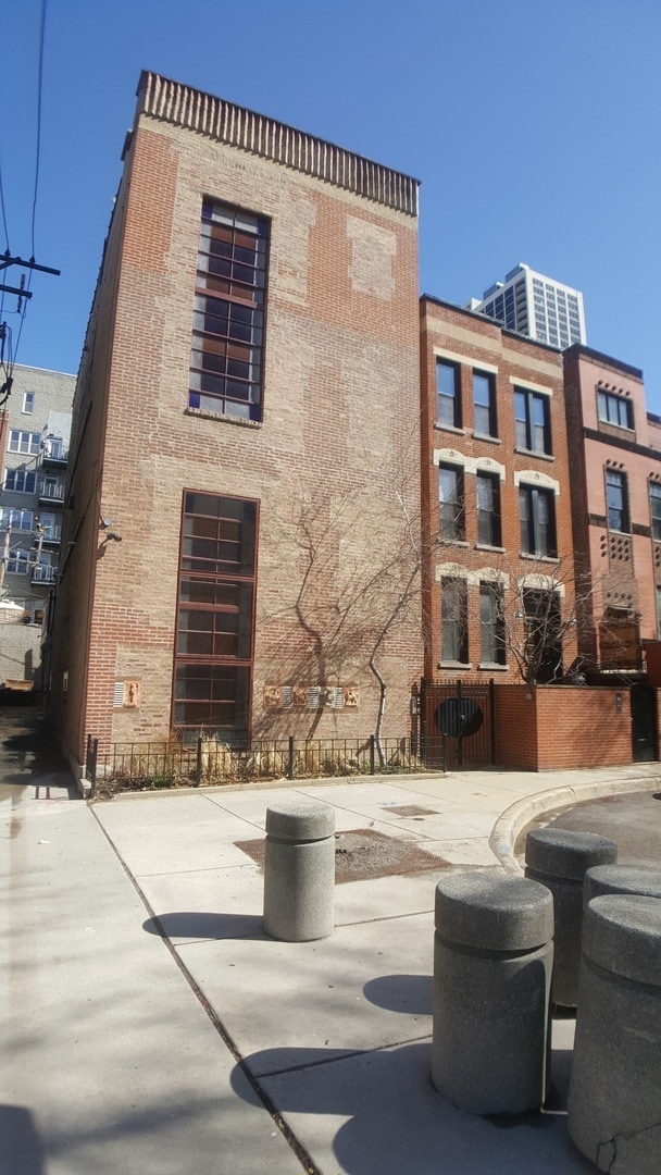 Primary Photo - 160 W Burton Plz