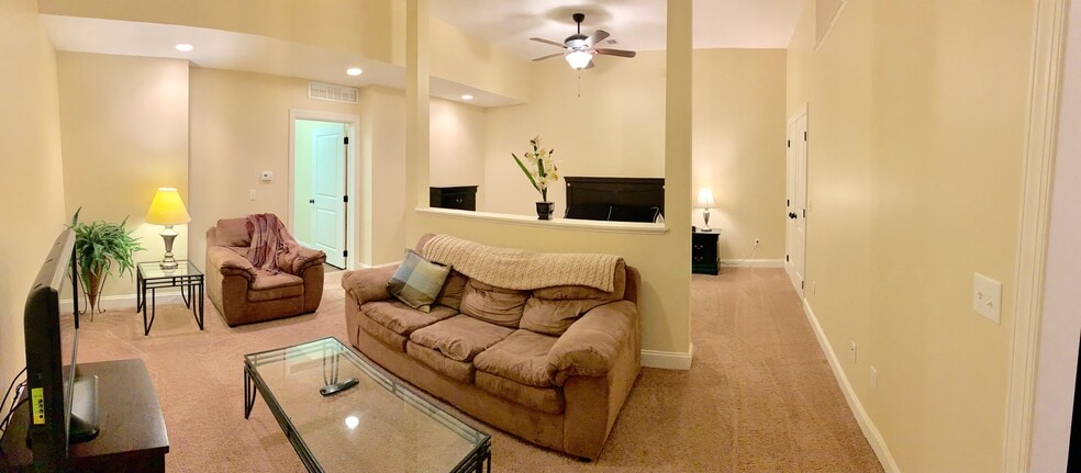 Building Photo - 102 Trescott Ln