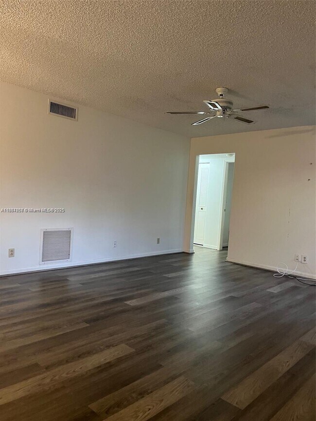 Building Photo - 512 Shady Pine Way