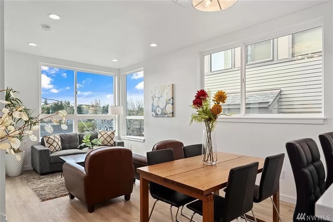 Building Photo - 5712 Roosevelt Way NE