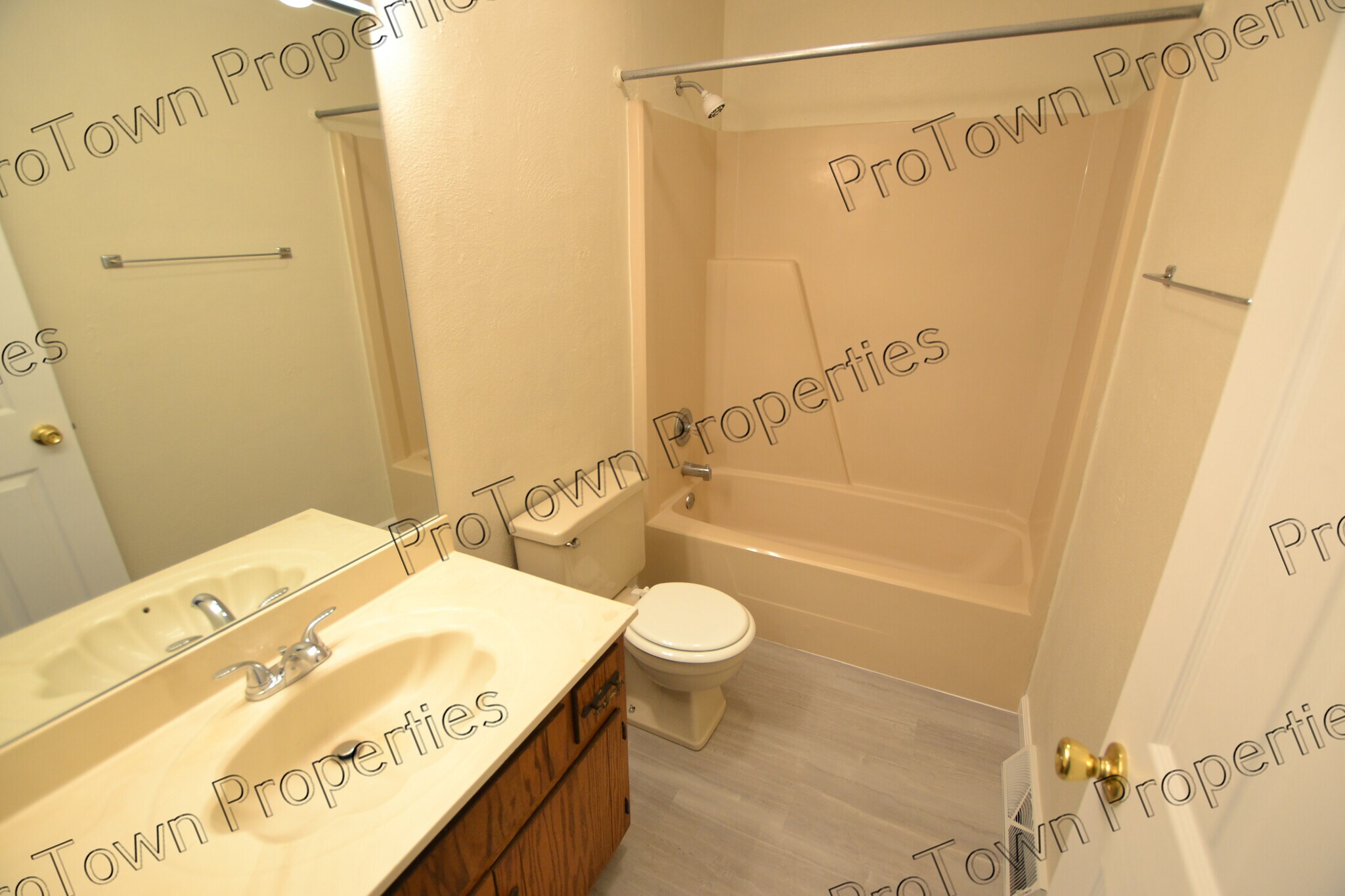 Building Photo - 654 Meadowood Ln