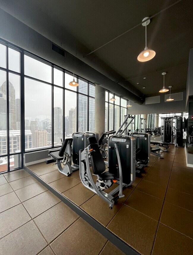 Building Photo - 833 N Clark St