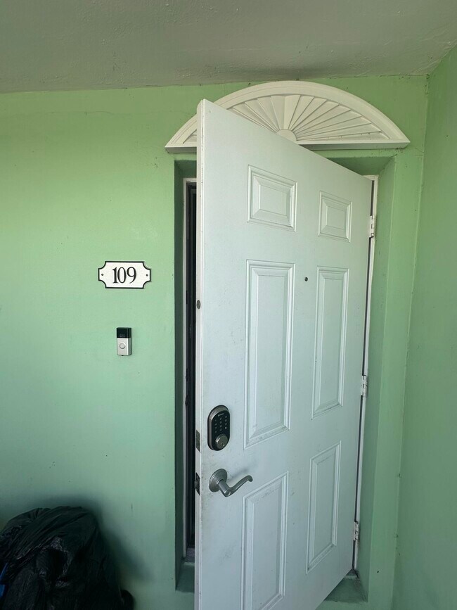 Primary Photo - 2124 NE 5th Ave