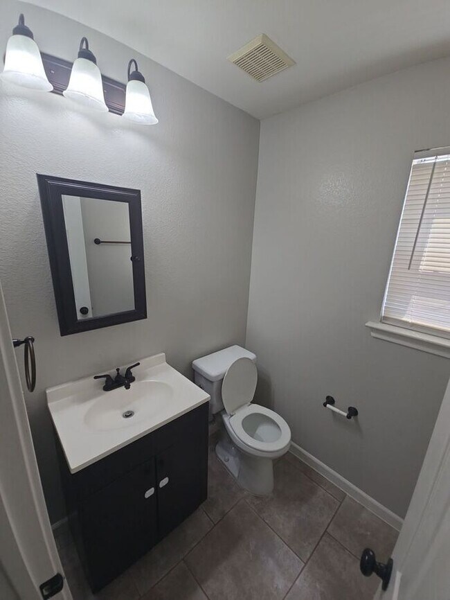 Building Photo - Cozy 3BR Home with Attached 2-Car Garage!!