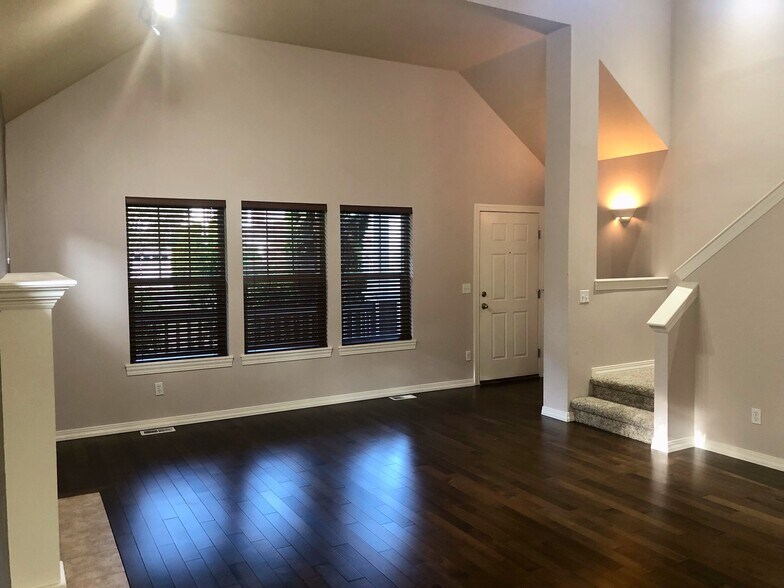 Building Photo - First Floor Master!!