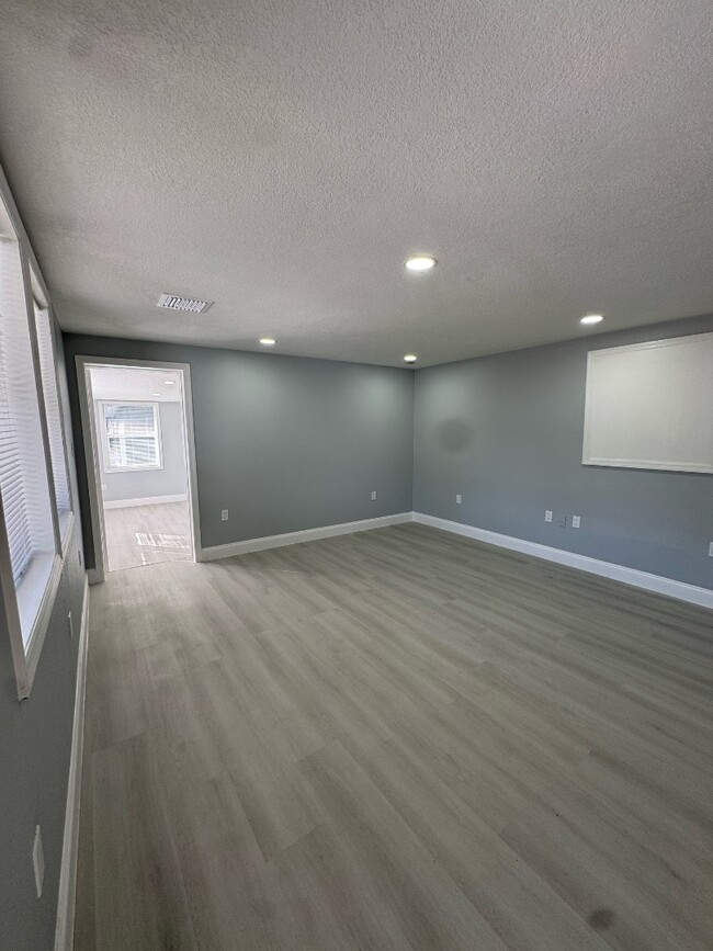 Building Photo - 3402 9th Ave W