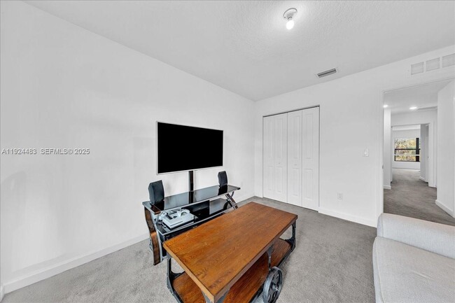 Building Photo - 1004 Willow Pl