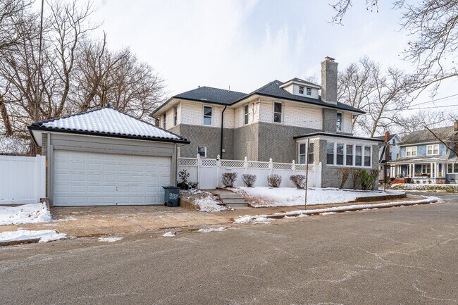 Building Photo - 94-96-96 Montrose St