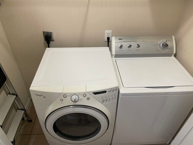 Building Photo - 741 White Dr