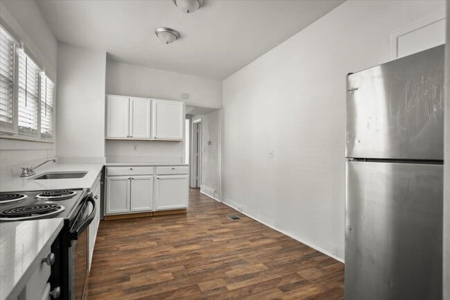 Building Photo - Beautifully Renovated 2/1 Unit in Historic...