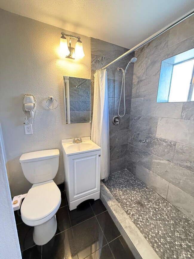 Building Photo - 825 N 2nd Ave