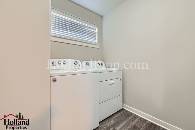 Building Photo - ** NEW PRICE ** Gorgeous 3-Bed Hillsboro Home with a Fenced Yard!