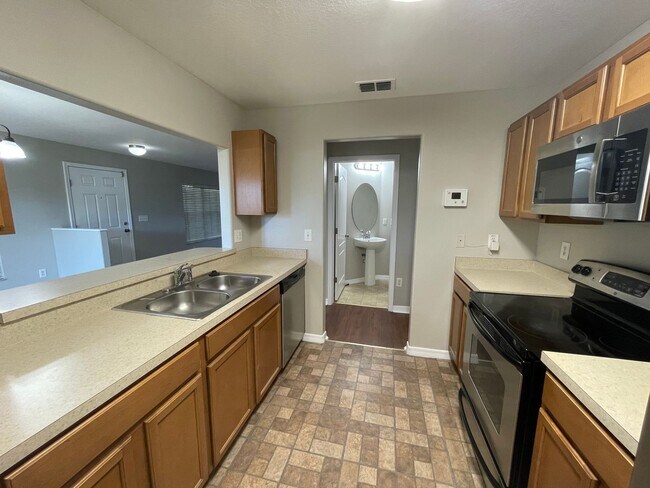 Building Photo - Beautiful End-Unit Townhome in Gated Eilan...