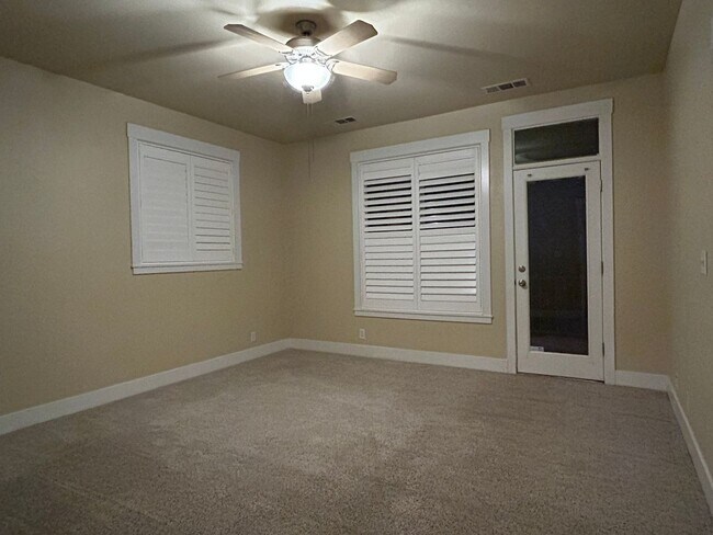 Building Photo - 2610 E 20th St