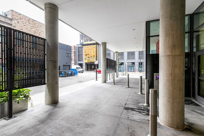 Building Photo - 730 W Couch Pl