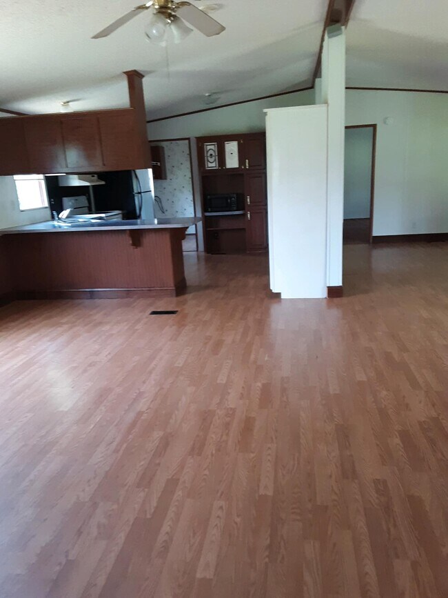 Building Photo - 1360 Smothers Rd