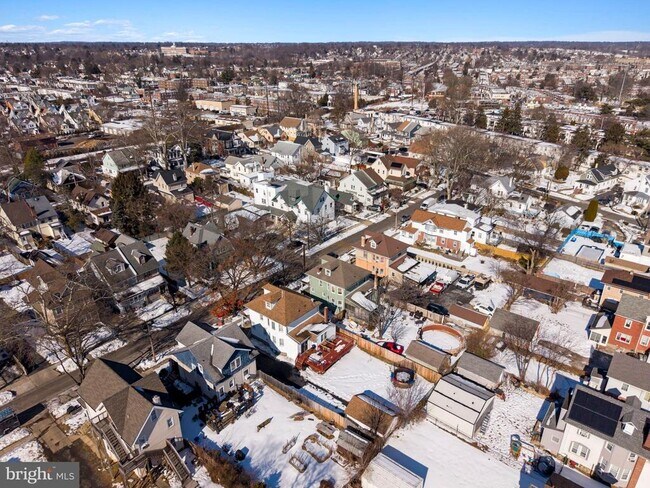 Building Photo - 233 Melrose Ave