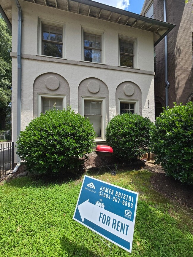 Building Photo - 219 S Cherry St