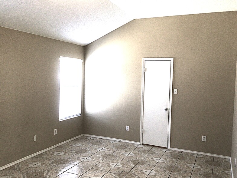 Building Photo - 702 Castlewick Ct