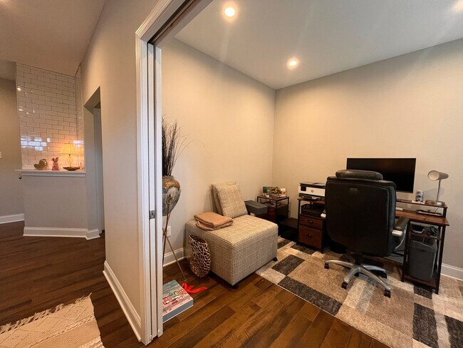 Building Photo - 4 Bedroom, 3.5 Bathroom Townhouse