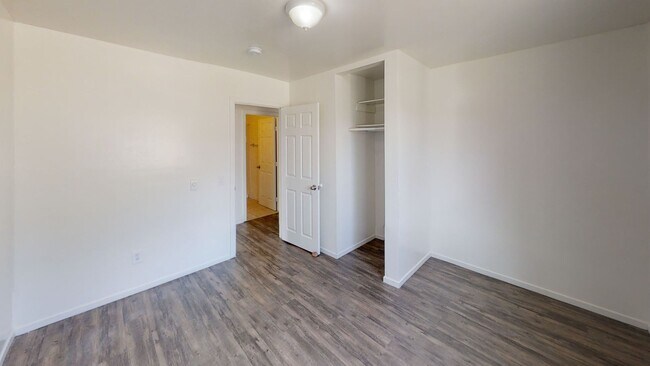 Building Photo - 8BD/3BA, Large Yard w/ Turf!