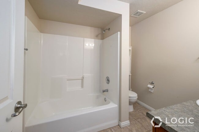 Building Photo - 9526 Fairway View Dr S