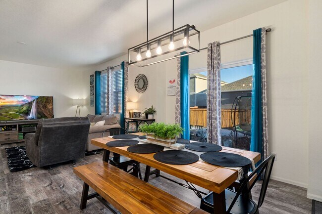 Building Photo - Beautiful 5 Bed Home in Raindance