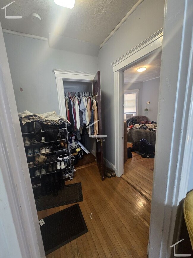 Building Photo - Spacious 3 bed in Brighton...