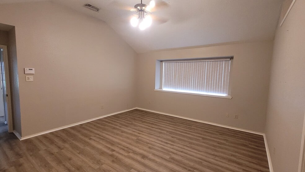 Building Photo - 2220 Castle Dr