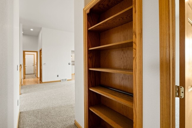 Building Photo - Executive 3-Bed Ranch Main Level - Private...